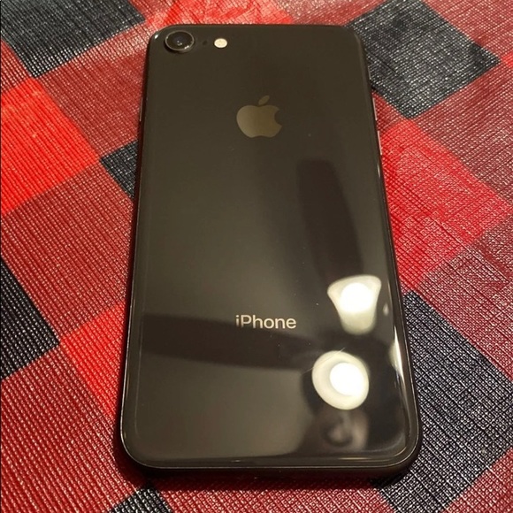 iPhone 8 - Picture 2 of 3